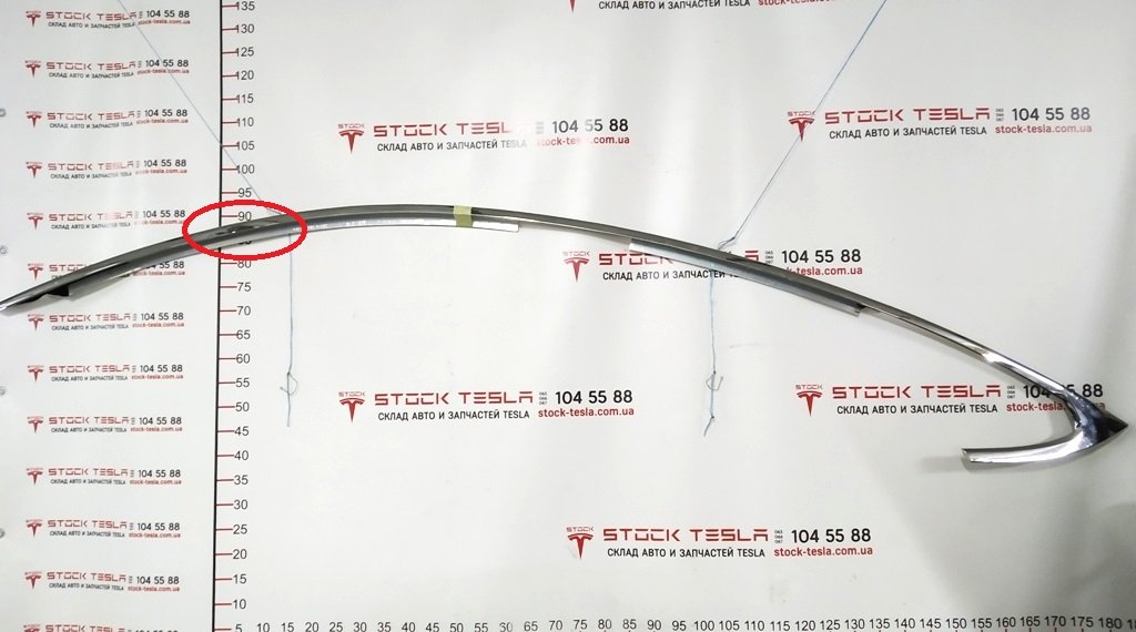 1 Sideliste venstre forkromet metal med skader Tesla model S, model S REST 1039307-00-A